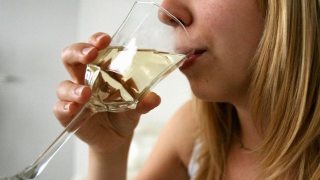 शराब का खुमार महिलाओं पर ज़्यादा क्यों चढ़ता है