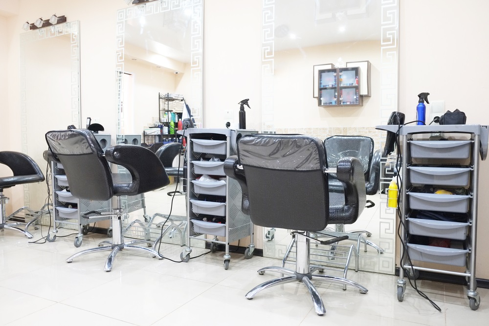 ASSISTANT HAIR STYLIST - PREPARE AND MAINTAIN WORK AREA